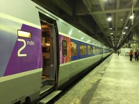TGV、何で乗車口が階段になっているんだろう？といつも思う。スーツケース持ち上げるのが大変なんだもん。