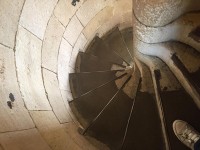 階段を昇るとSt. Martin de Reの街が一望出来るらしい。螺旋階段、目が回る。