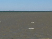 灯台の向こう側の海。途中から色が違う。
