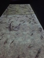 通路の床に魚のシルエットが映し出されます。この上を歩くと魚たちが踏まれないように逃げて行きます。「（魚が）逃げてく、逃げてく～」とおばあちゃん。喜んでいます。