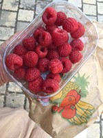 ラズベリーを購入。甘酸っぱくて美味しいい。