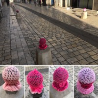 ピンクの帽子。これもピンクリボン活動の一環なのかしら？