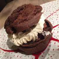 中にはダークチェリーと二色のクリーム。