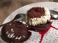中にはダークチェリーと二色のクリーム。
