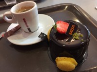 その後、ちょっとカフェでお茶してから友人宅へ。このケーキ美味しかった。