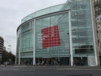 駅を出るとすぐに、日本人文化会館。