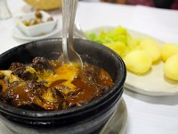 ヤギの赤ワイン煮