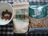 おみやげ：（左）薪で燻したアーモンド・煙臭さが最高！（右）このサイズのコーンスナック探してました・最高！