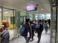 飛行機から降りて人の流れのとおり進む