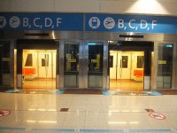 空港内二つのビルを結ぶ地下鉄