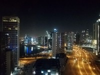 ホテルの窓から見える夜間のドバイ