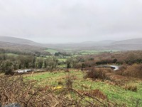 絶景スポット。真っ白な曇り空に、緑の丘陵。これぞアイルランド！