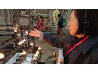 （いつものようにローソクを一本祀ってと。）