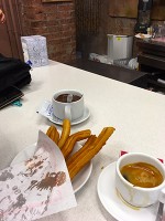 バルセロナのチュロス屋さんで一休み。チュロスは揚げたてで熱々。