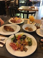 バルセロナのホテル朝食。バイキングに生ハム。充実した朝食。