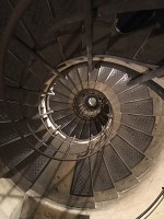 凱旋門の昇降階段。ぐるぐる目が回ります。