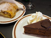 本場のザッハトルテ。アプフェル・シュトゥルーデルも美味しかったです。