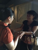上映会のの終わった後、感動しました、と監督の元に駆け寄られる地元日系人女性