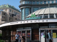 地下鉄入り口(この駅は深さが地下150mでキエフで最も深いとか)エスカレーターの速度は速い