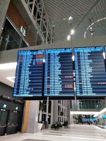 掲示板。2時間前になって搭乗口案内の案内