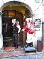 民族衣装を着た店員がいる郷土料理店とのガイドブック情報で、Sokolへ行ってみた