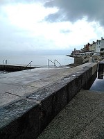Hotel PIRAN の前。ワインを飲みながらドラマの2人が指輪をはめた場所です♡