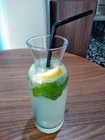 おつりの間違いを指摘したら “ベリーベリー　ソーリー” と言われた(笑) 飲み物はレモネード・・・ ここでも常温です！