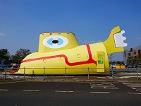 ジョン・レノン空港近くのイエローサブマリン