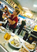 アタラサナス中央市場で、魚のフリッターをつまみに立ち飲み。最高！