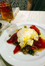 グラナダで食べた皮付き空豆と生ハムのソテー半熟卵のせ。プチプチ食感がとっても美味しい