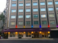 Merucure London Kensington Hotel 1階はカフェもあり。