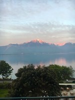 窓から見えるレマン湖と遠くアルプスの山々