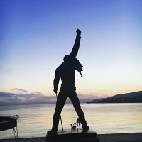 夕焼けをバックにしたフレディ