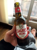 朝なのにラウンジでビール！