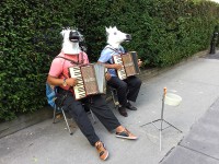 ウィーンの公園にて。ずっと使い続けたアコーディオンをもって馬になりきって、こんなことができたら楽しいでしょうね〜
