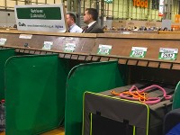 ベンチと言ってこちらが犬やハンドラーの待機場所です。歴史を感じるベンチ。ここはイギリスなんだな〜と実感しました