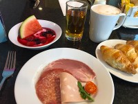 緊張してるし軽めに… とか思いながらしっかりと朝食を食べる