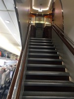 飛行機に階段あるよ？ここはホテル？