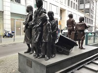 ペルガモン博物館へ行く道の途中にあったモニュメント。死への旅路（？)、ユダヤ人の方が鉄道で連れていかれるところです。