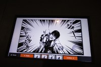 上方カメラで撮影し、漫画チックに加工。複数枚仕上げると、出口近くの大型モニターに、数コマの漫画にして展示される。