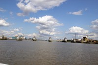テムズ・バリア　北海の潮位上昇によるテムズ川の水位上昇で洪水になるのを防ぐ水門