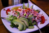 スターターに注文したAVOCAD PRAWNS　野菜とアボカド、小エビはたっぷりでシェアしてもいいくらい