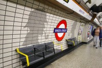 Baker Street地下鉄駅のホームのタイル、近寄るとちょっとした発見が！