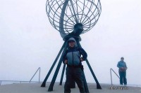 アルタからホニングスヴァーグへ。そしてノールカップへ。この日は霧で太陽も何も見えなかった。