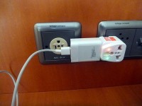 変換プラグに携帯電話充電用のコードを差し込んだ状況