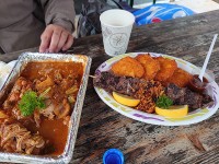 フロムの船着き場にあった屋台料理(夕食)、無手前右は鯨の串焼き、左はチキンカレー(タイ料理)