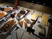 宿泊先ホテルの朝食(真ん中がフロムの山羊のチーズ)