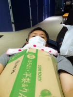 搭乗ゲート前で一晩明かす