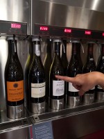 色んなワインを試飲できる