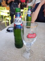 村の入口のカフェで1664ビール